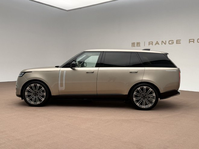 26款新车变化在哪里？实拍揽胜AB长轴版/路虎卫士90