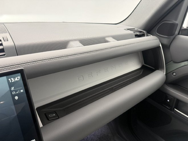 26款新车变化在哪里？实拍揽胜AB长轴版/路虎卫士90