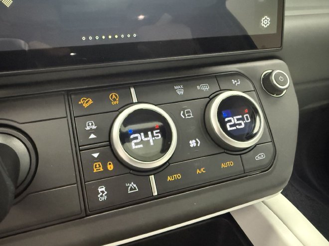 26款新车变化在哪里？实拍揽胜AB长轴版/路虎卫士90