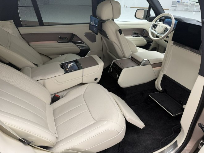 26款新车变化在哪里？实拍揽胜AB长轴版/路虎卫士90