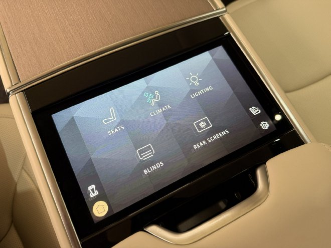 26款新车变化在哪里？实拍揽胜AB长轴版/路虎卫士90