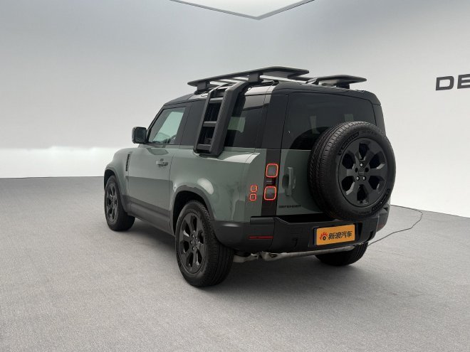 26款新车变化在哪里？实拍揽胜AB长轴版/路虎卫士90