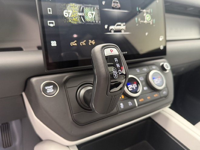 26款新车变化在哪里？实拍揽胜AB长轴版/路虎卫士90