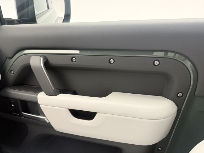 26款新车变化在哪里？实拍揽胜AB长轴版/路虎卫士90