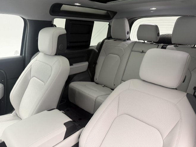 26款新车变化在哪里？实拍揽胜AB长轴版/路虎卫士90