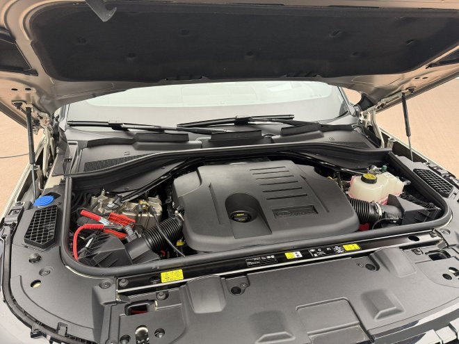 26款新车变化在哪里？实拍揽胜AB长轴版/路虎卫士90