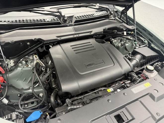 26款新车变化在哪里？实拍揽胜AB长轴版/路虎卫士90