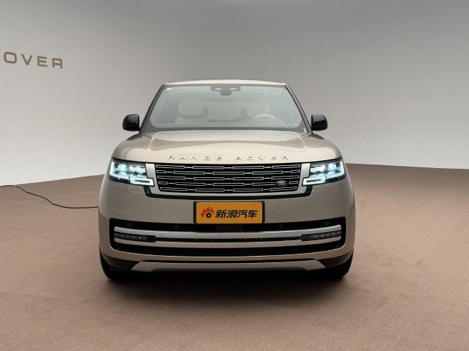 26款新车变化在哪里？实拍揽胜AB长轴版/路虎卫士90