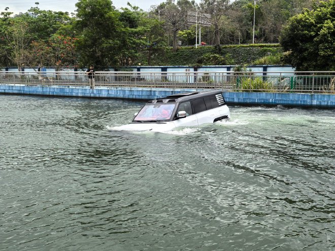 易四方性能再升级 场地试驾2026款仰望U8