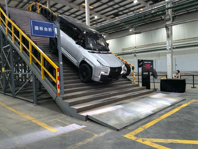 易四方性能再升级 场地试驾2026款仰望U8