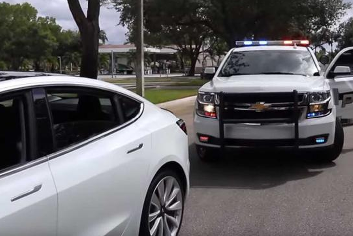 马斯克暗示特斯拉未来车型将配备一键报警功能