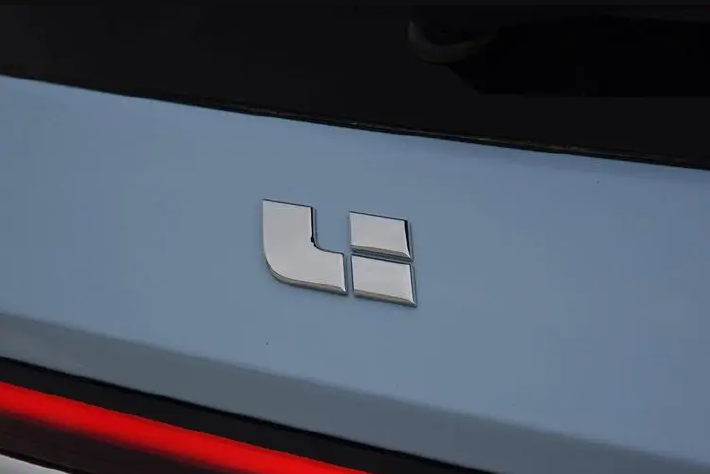 李想和闻伟骂战背后 又一个PPT造车？