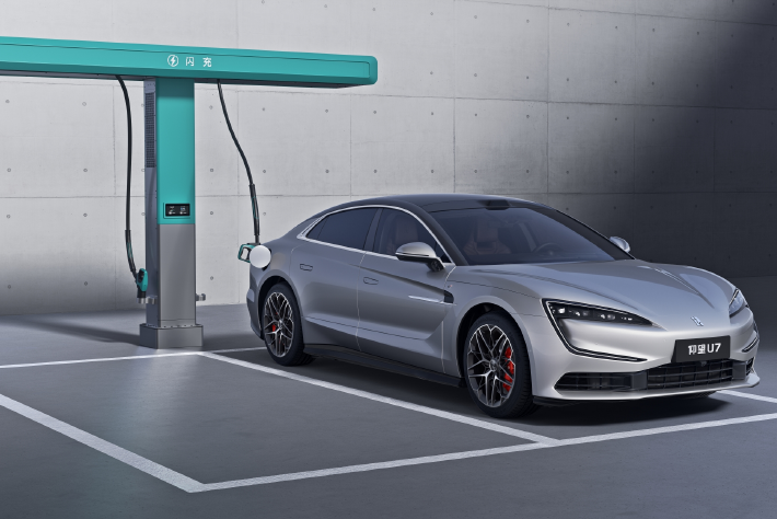 仰望2026款旗舰车型上市 配闪充技术 售价65.8万起