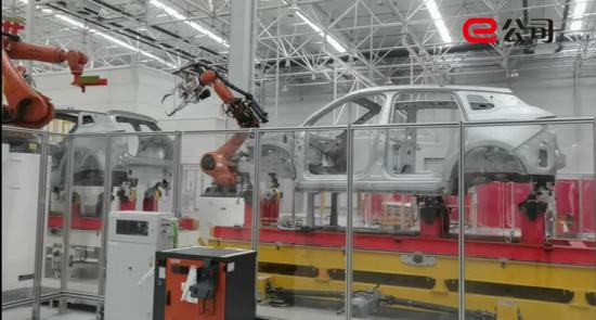 赛麟汽车的生产车间，生产线上还能看到迈克SUV的外壳