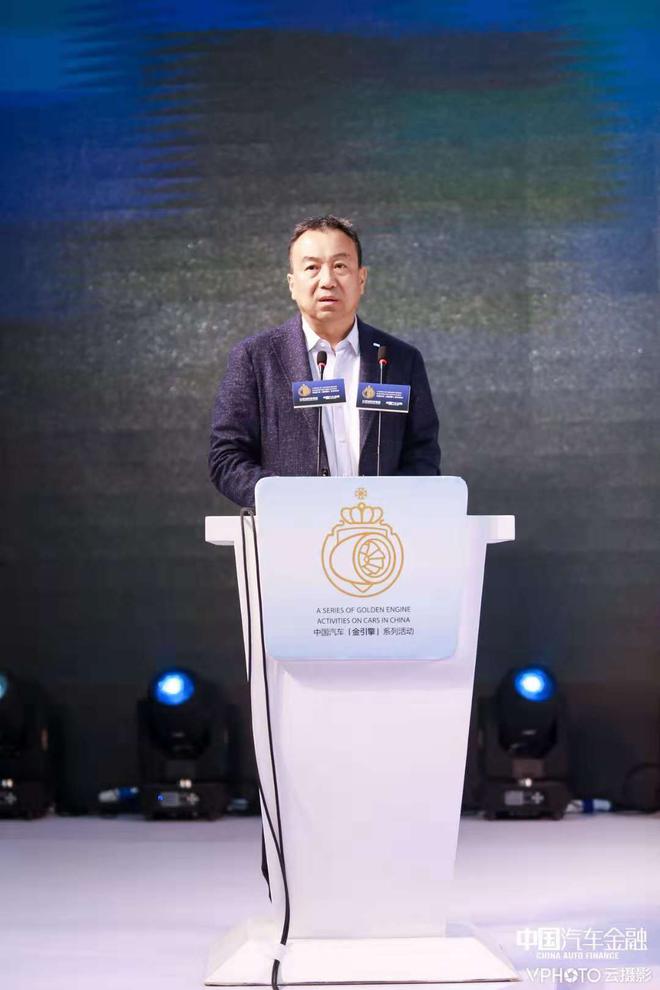 中国汽车流通协会会长沈进军先生发表题为《新形势下的汽车零售变革》主题演讲