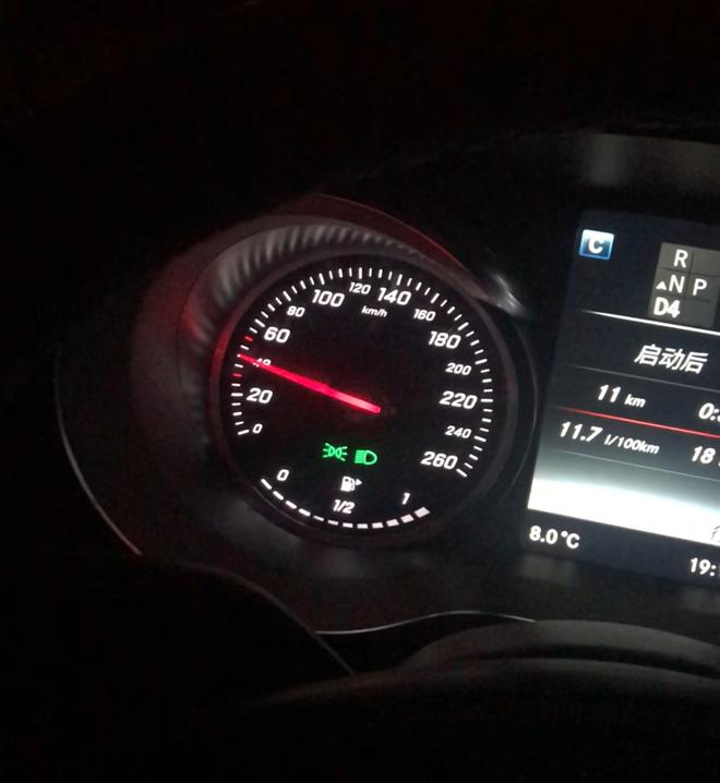 小编的奔驰C200L与事件中的有所不同? 六个说不通的疑点