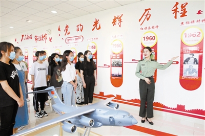 天津职大师生参观“党的光辉历程”中国革命精神展。