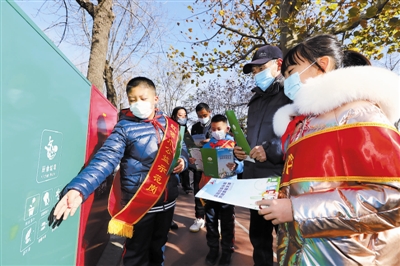 昨天，在《天津市生活垃圾管理条例》正式施行后，和平区昆明路小学老师及学生志愿者走进超市及公园，与市民一起进行“小手拉大手”主题活动解读垃圾分类，将垃圾分类教育由校内向校外有效延伸。