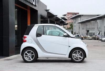 吉利又成“接锅侠”?入股奔驰smart,这把牌该怎么打