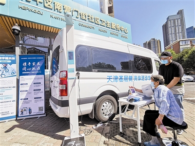 家庭医生使用云巡诊包为签约居民进行检查智能测温舱助力疫情防控