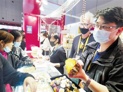 天津展商带来欧洲蜜蜡、琥珀等饰品