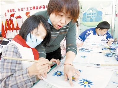 老师辅导孩子们上课