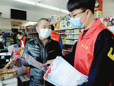 连日来，北辰区小淀镇组织志愿者走进辖区企业、超市等将“就地过年”非必要不返乡倡议书送到外来务工人员手中，并为他们在津过年做好服务，让他们感受到第二故乡的温暖。