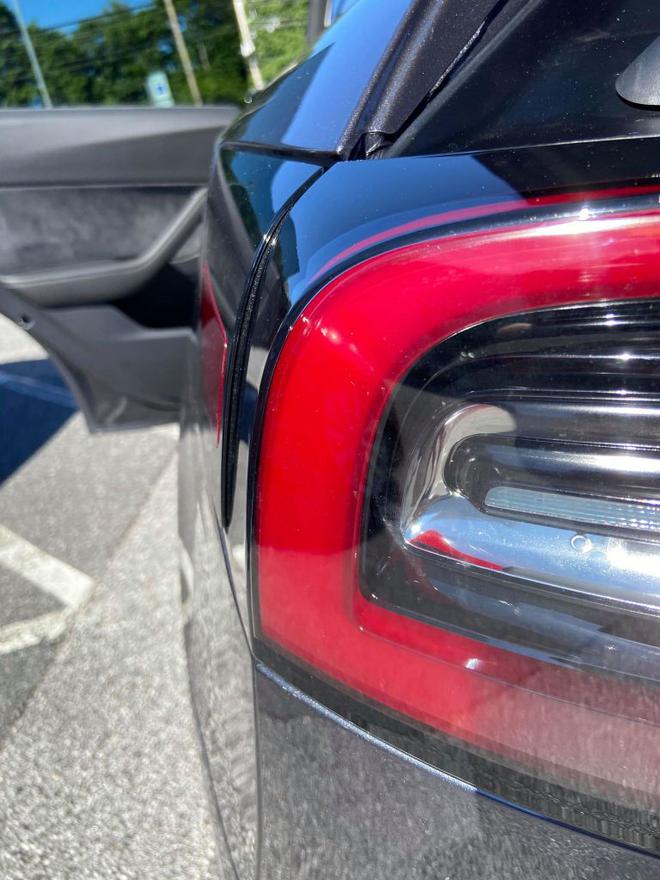 特斯拉交付Model Y新车质量问题严重 座椅甚至未固定