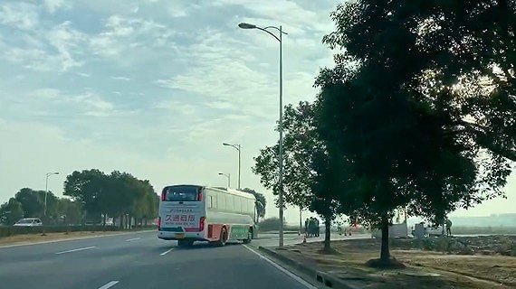 直击上海特斯拉复工首日:单人座大巴运送员工入厂