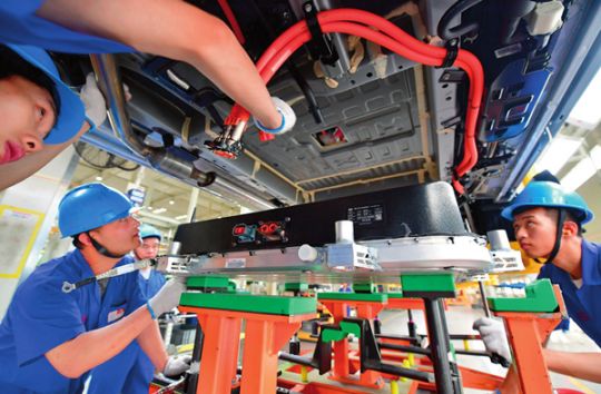 2019年6月12日，工人在比亚迪西安基地总装车间为新能源汽车安装电池包