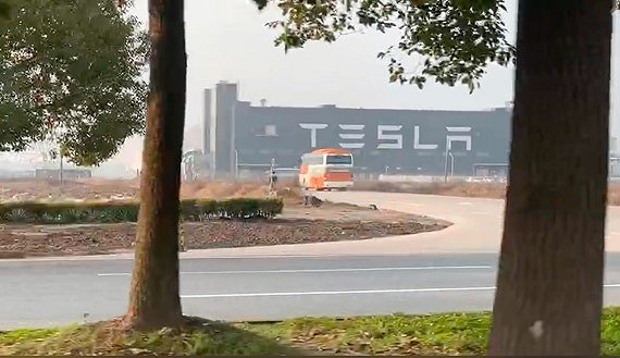 直击上海特斯拉复工首日:单人座大巴运送员工入厂