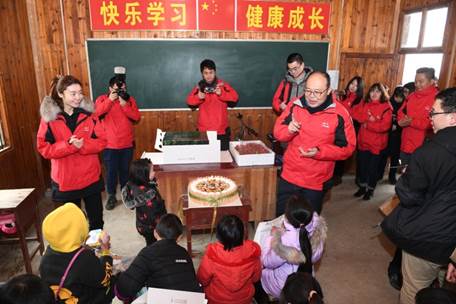 广汽三菱副总经理向毅为大托希望小学的小朋友们送上新年愿望礼物