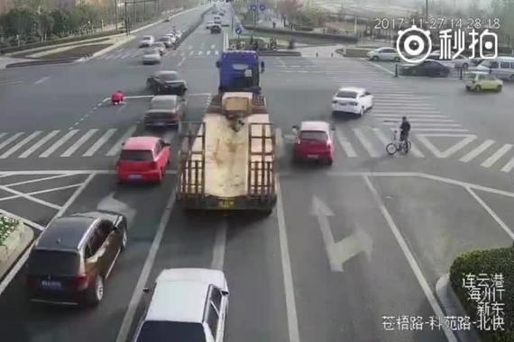 嫌回家路堵，他带涂料在马路上画了一个直行箭头