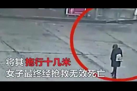 女子双手插兜低头横穿马路，遇无证驾驶司机，当场被撞死