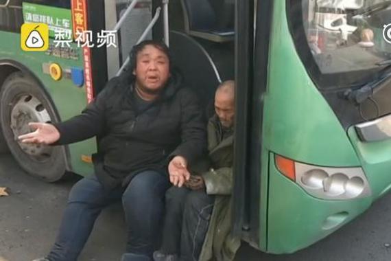 史诗级碰瓷！两人路边吃饭目睹车祸 称受到惊吓要索赔