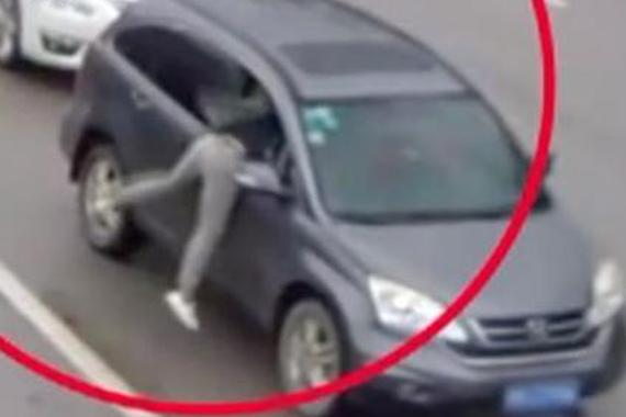 视频：女司机停车等绿灯遭壮汉砸窗抢劫
