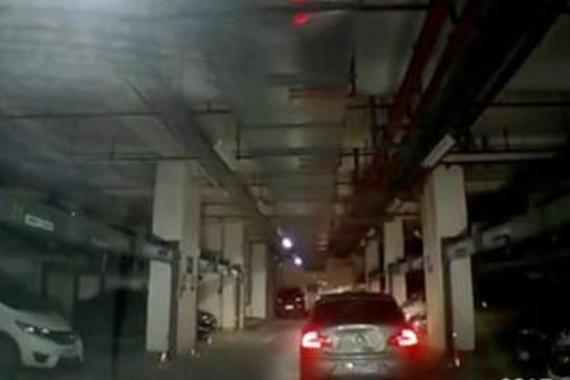 视频：女子停车场内连环撞车撞墙！
