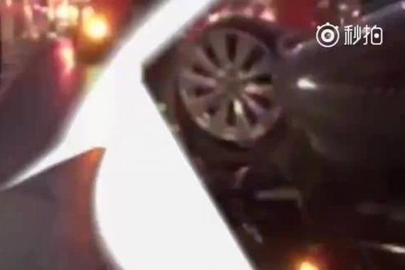 视频：夫妻车内吵架致严重侧翻