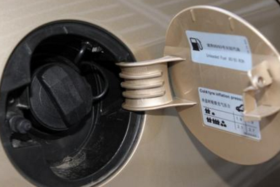 学会这8大开车技巧，百公里能省一升油