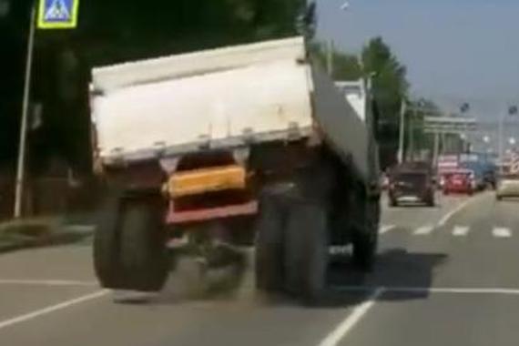 视频：前车大玩“变形金刚”，赏了两个轮胎