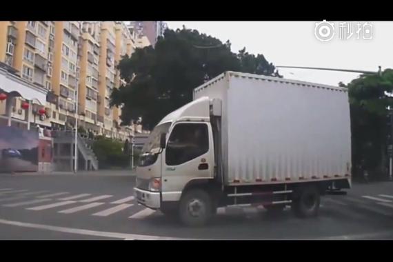 货车司机吓破胆，自行车男子却头也不回！