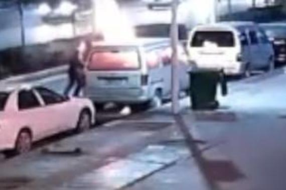 视频：改装车打火瞬间燃爆，男子冲入车内救母亲！