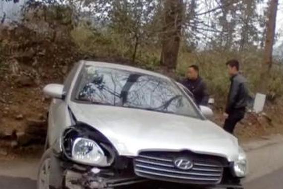 视频：路太滑他猛踩刹车,撞树后旋转480度