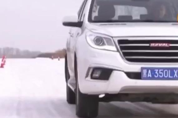视频：冰雪路面驾驶降低胎压真的有用吗？