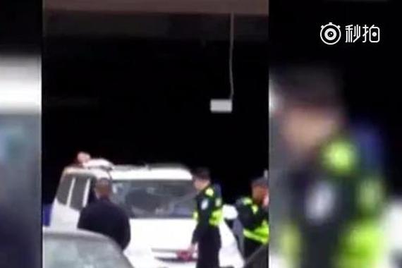 女子酒店11楼坠下，砸瘪面包车顶生还