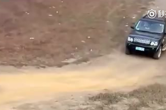 视频：普拉多和路虎发现爬同一个陡坡 差距很大啊