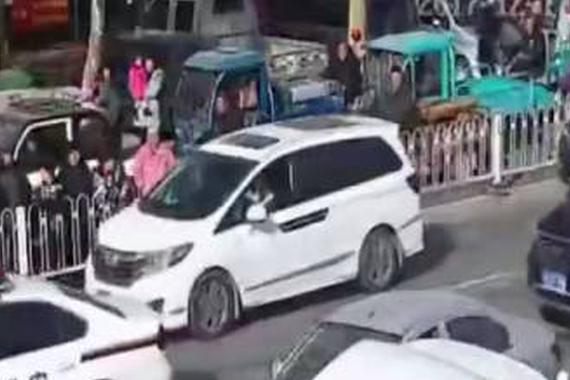 视频：男子开车途中跟女友吵架！