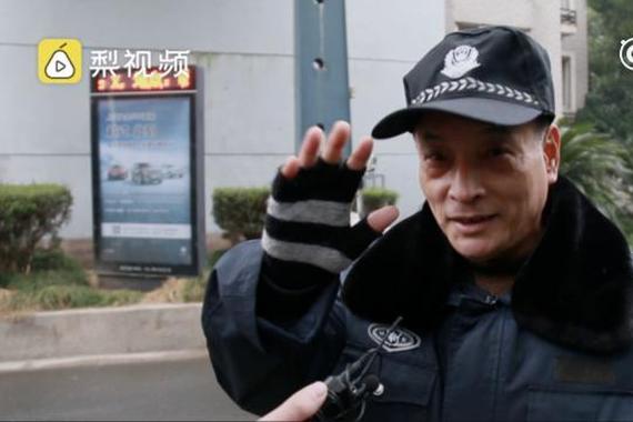 停车费5块听成15块？竞叫来了警察