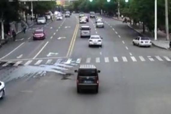 视频：轿车遭摩托车碰撞 司机却判赔偿6000元