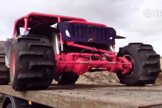 视频：爆改2000马力的越野车玩水上漂